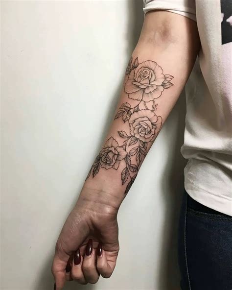 tatuajes en los brazos mujeres|29 ideas de tatuajes de mujer para hacerse en el。